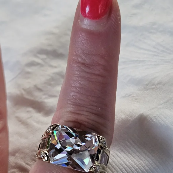 Elegant Silver Women's Ring with Clear Gemstone - Picture 9 of 14